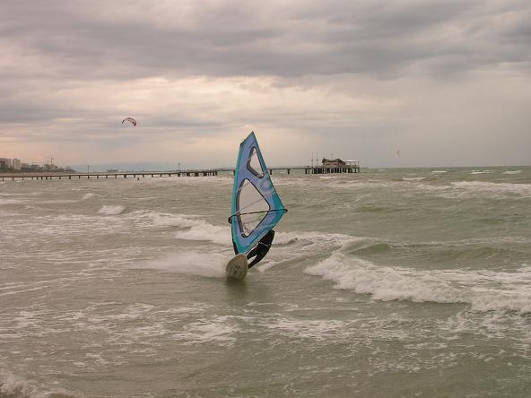 LIGNANO 23.04.2009: PIOGGIA & VENTO - WINDSURF & KITE IN ACQUA