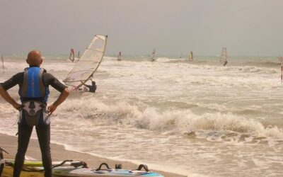 6 giugno Scirocco a Lignano: windsurf e kite si precipitano in spiaggia