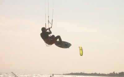 4 ottobre pomeriggio: sale la bora, il mare di Lignano in festa con i kite e windusrf