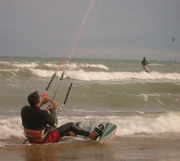 12 ottobre BORA E FREDDO A LIGNANO, IL MARE SI COLORA DI KITE E WINDSURF