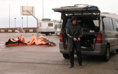 9 GENNAIO 2010, PIOGGIA, GELO E BORA ..... I DURI KITERS IN ACQUA A LIGNANO