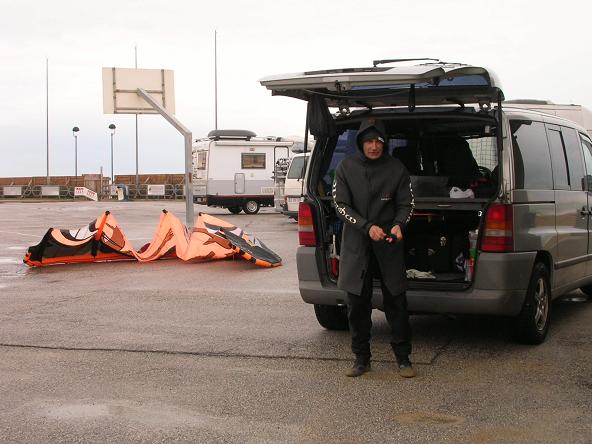 9 GENNAIO 2010, PIOGGIA, GELO E BORA ..... I DURI KITERS IN ACQUA A LIGNANO