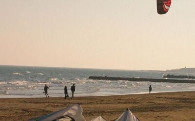 7 febbraio 2010: vento, freddo, onde .... i kiters a Lignano colorano il mare e il cielo