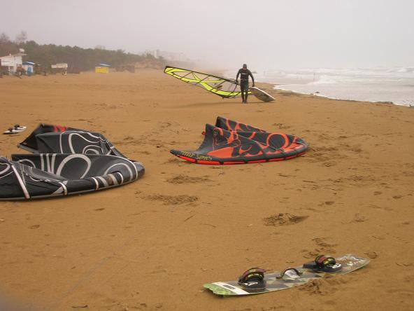 19.02.2010: VENTO PIOGGIA FREDDO ONDA FORMATE: KITERS E WINDSURFERS IN AZIONE