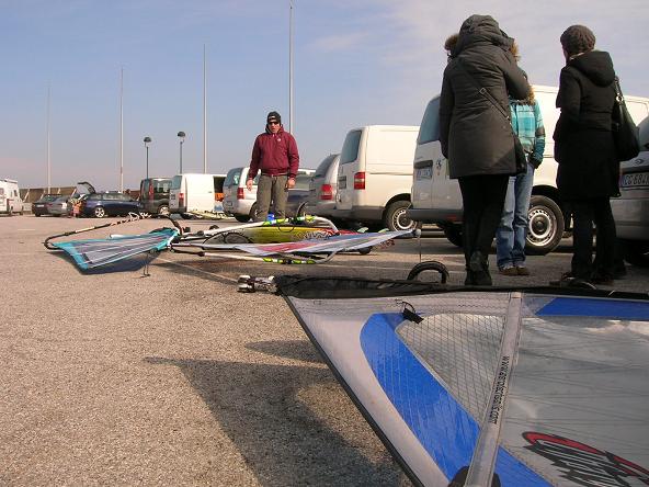 DOMENICA 7 MARZO: FREDDO, BORA E GRANDE AFFLUENZA DI SPORTIVI IN MARE A LIGNANO PINETA