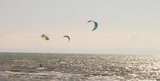 BORA & SOLE DOMENICA 11 APRILE: KITERS SCATENATI A LIGNANO PINETA