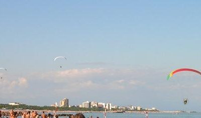 PARAMOTORE IN SQUADRIGLIA COLORANO IL CIELO DI LIGNANO