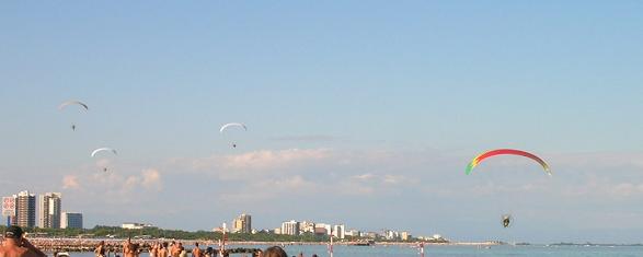 PARAMOTORE IN SQUADRIGLIA COLORANO IL CIELO DI LIGNANO