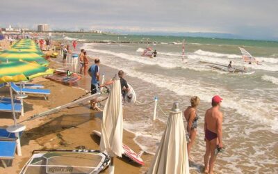 28 AGOSTO: LA BORA RIEMPIE LA SPIAGGIA DI WINDSURF E KITE....MA CHE SCARSA ACCOGLIENZA