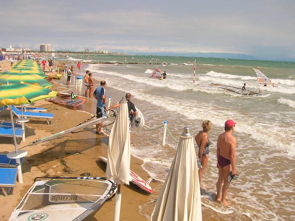 28 AGOSTO: LA BORA RIEMPIE LA SPIAGGIA DI WINDSURF E KITE....MA CHE SCARSA ACCOGLIENZA