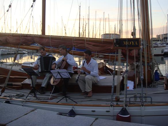 MOYA FESTEGGIA I 100 ANNI A TRIESTE