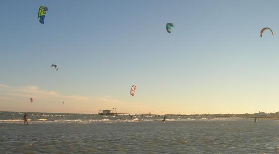 BORA A LIGNANO: WINDSURF E KITE IN MASSA A LIGNANO PINETA