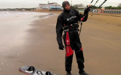 25 DICEMBRE 2010 ORE 13.00: A LIGNANO SI FESTEGGIA IN ACQUA CON IL KITESURF