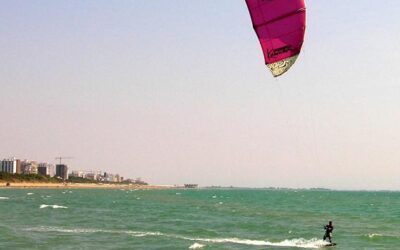 KITESURF: SOLE E BORINO ATTIRANO GLI SPORTIVI IN ACQUA A LIGNANO PINETA