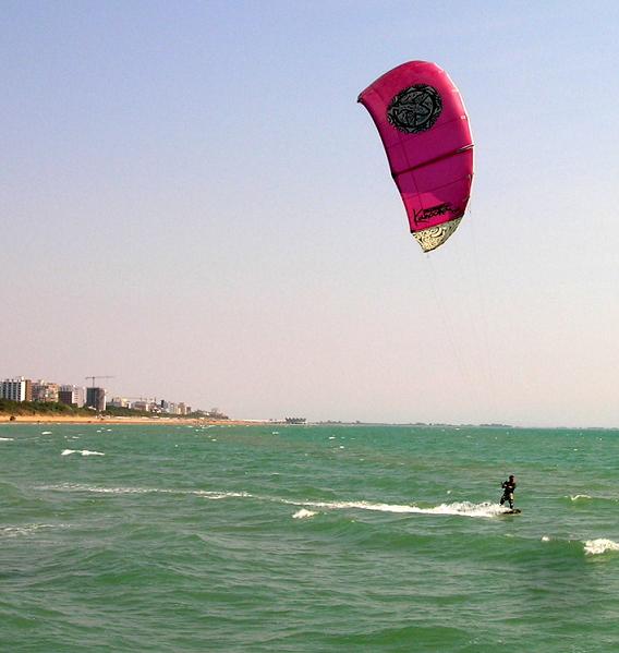 KITESURF: SOLE E BORINO ATTIRANO GLI SPORTIVI IN ACQUA A LIGNANO PINETA