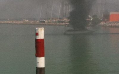 UN INCENDIO DI UNA BARCA A MOTORE A LIGNANO SABBIADORO