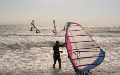 Scirocco e bora di fine agosto rompono il digiuno di windsurfers e kiters