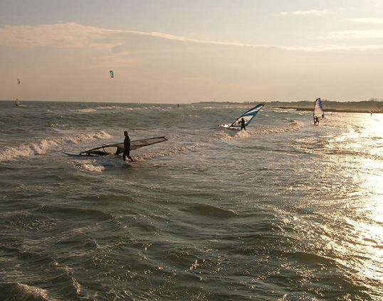 11.11.11: BORA A LIGNANO, IN ACQUA COME SEMPRE VELE E TAVOLE DI WINDSURF E KITESURF