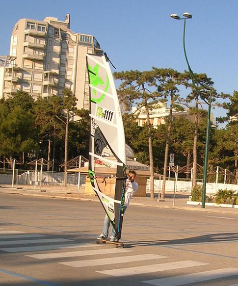 VELEGGIANDO COL WINDBOARD A LIGNANO, IN PIAZZALE, DURANTE UNA GIORNATA DI BORA