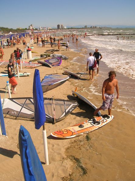 A LIGNANO NUOVE SCELTE, NUOVI SFRATTI, PER FAR MORIRE LE DISCIPLINE SPORTIVE D'ACQUA?