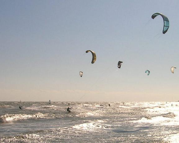 LA GELIDA BORA ATTIRA WINDSURF E KITESURF A LIGNANO DOMENICA 29 GENNAIO