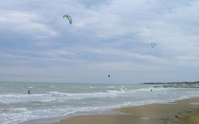 SABATO 14 APRILE SALE LA BORA A LIGNANO: KITE E WINDUSRF SI PRECIPITANO IN ACQUA