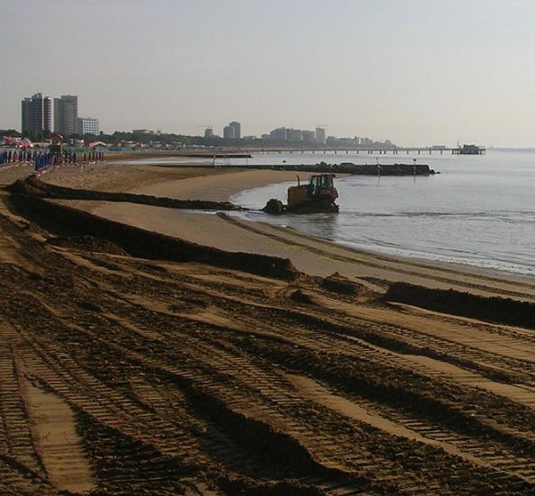 A LIGNANO SI ESCE IN MARE CON CATERPILLAR CINGOLATO, GUAI USCIRE CON TAVOLA E VELA