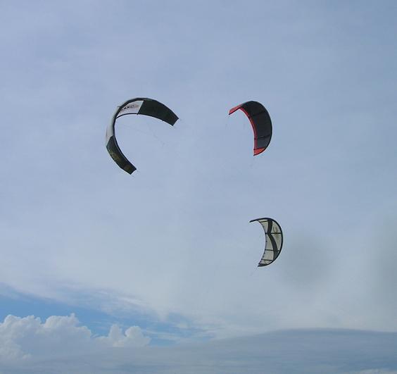 DOMENICA 26.08.2012 A LIGNANO: IL VENTO NON DURA MOLTO MA KITESURF E WINDSURF IN ACQUA