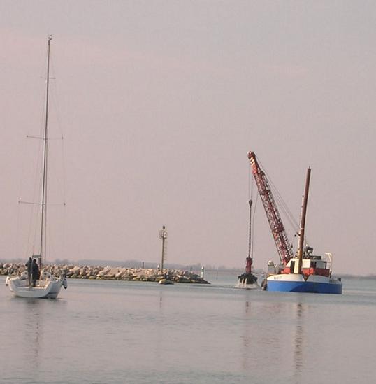 DRAGAGGI IN VISTA ANCHE NEL FONDALE CANALE CORON (?!)DI ACCESSO A APRILIA MARITTIMA