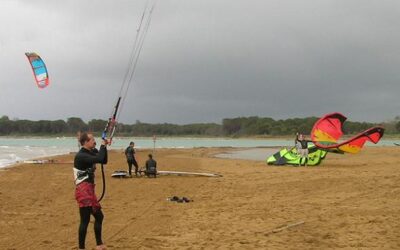 IL TEMPO PERTURBATO NON FERMA I KITESURFERS A LIGNANO S.