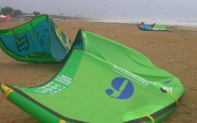 SCIROCCATA DI S.STEFANO A LIGNANO:KITE E WINDSURF SI TUFFANO TRA ONDE E RAFFICHE