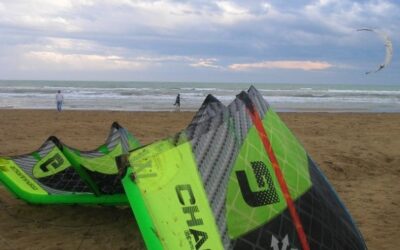 SCIROCCO A LIGNANO DOMENICA 23: TAVOLE E VELE IN MARE