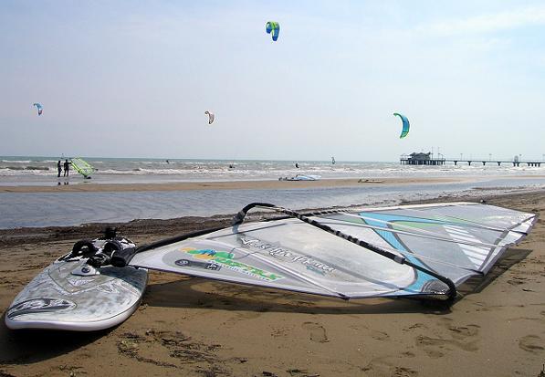BORA, SOLE, TAVOLE, VELE RISPLENDONO IN MARE A LIGNANO S.(UD) GIOVEDI' 27 MARZO