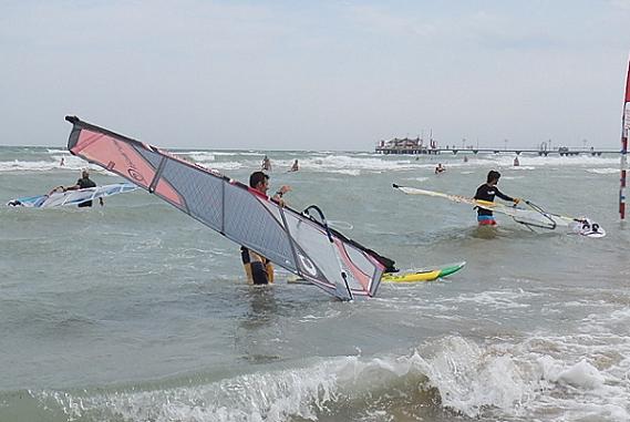 SCIROCCO A LIGNANO S. 13 AGOSTO: FESTA GRANDE PER TAVOLE E VELE, ma.....