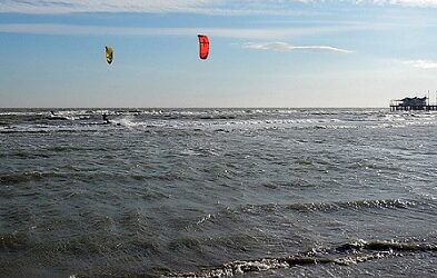 31 DICEMBRE LIGNANESE: KITE E WINDSURF IN FESTA TRA LE GELIDE RAFFICHE DI BORA