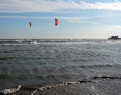 31 DICEMBRE LIGNANESE: KITE E WINDSURF IN FESTA TRA LE GELIDE RAFFICHE DI BORA