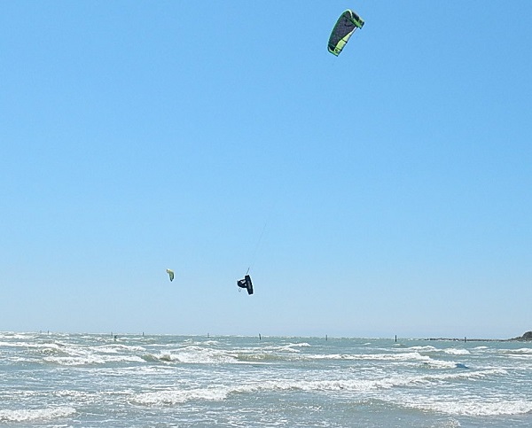 BORA A LIGNANO ATTIRA WINDSURF E KITESURF