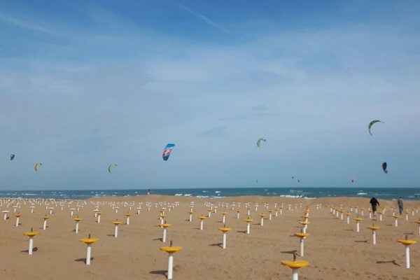 ANCORA VENTO E SOLE E SEMPRE FESTA IN ACQUA PER TAVOLE E VELE DOMENICA 17 APRILE