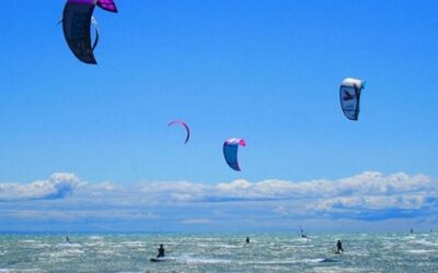 DOMENICA 15 MAGGIO: SOLE E BORA ESALTANO I KITERS e WINDSURFERS