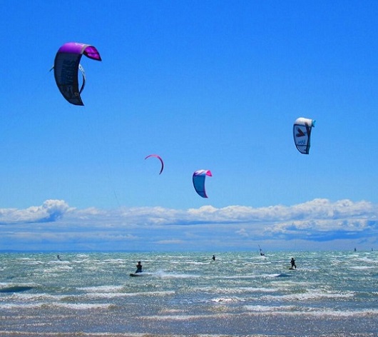 DOMENICA 15 MAGGIO: SOLE E BORA ESALTANO I KITERS e WINDSURFERS