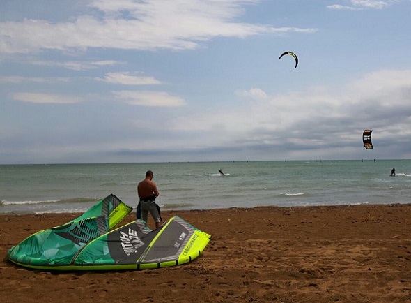 GRANDINE E MALTEMPO A FINE GIUGNO: SPORTIVI DEL MARE IN ACQUA A LIGNANO