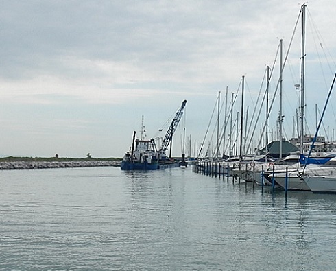 IN CORSO I DRAGAGGI A MARINA PUNTA FARO
