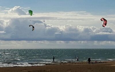 KITE E WINDSURF IN ACQUA CON IL LEVARSI DELLA BORA