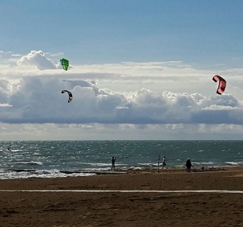 KITE E WINDSURF IN ACQUA CON IL LEVARSI DELLA BORA