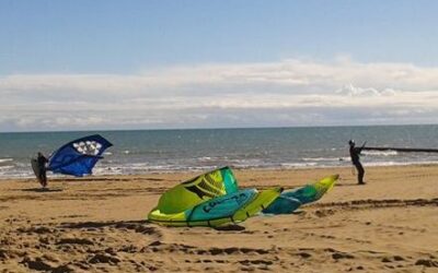 ....vento e splendido sole a Lignano: ancora tavole e vele in mare