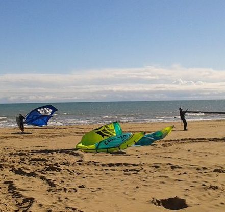 ....vento e splendido sole a Lignano: ancora tavole e vele in mare