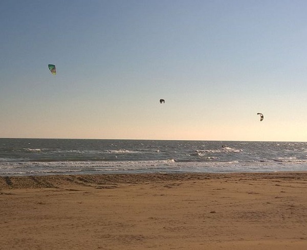 VENTO E FREDDO PRENATALIZIO A LIGNANO: UN REGALO PER I KITERS