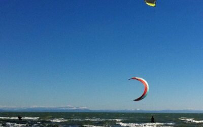 BORA, SOLE PRIMI TEPORI PRIMAVERILI A LIGNANO: KITERS IN ACQUA