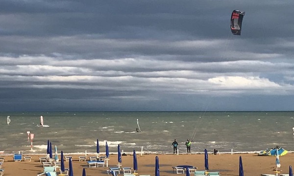 MALTEMPO ALLAGAMENTI...MA ANCHE VENTO SOSTENUTO ... TAVOLE E VELE IN ACQUA