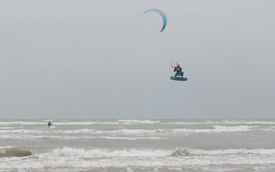 SCIROCCO DI FINE ANNO IL 27/12: SEMPRE FESTA IN ACQUA PER TAVOLE E VELE GRAZIE A BAR SABBIADORO